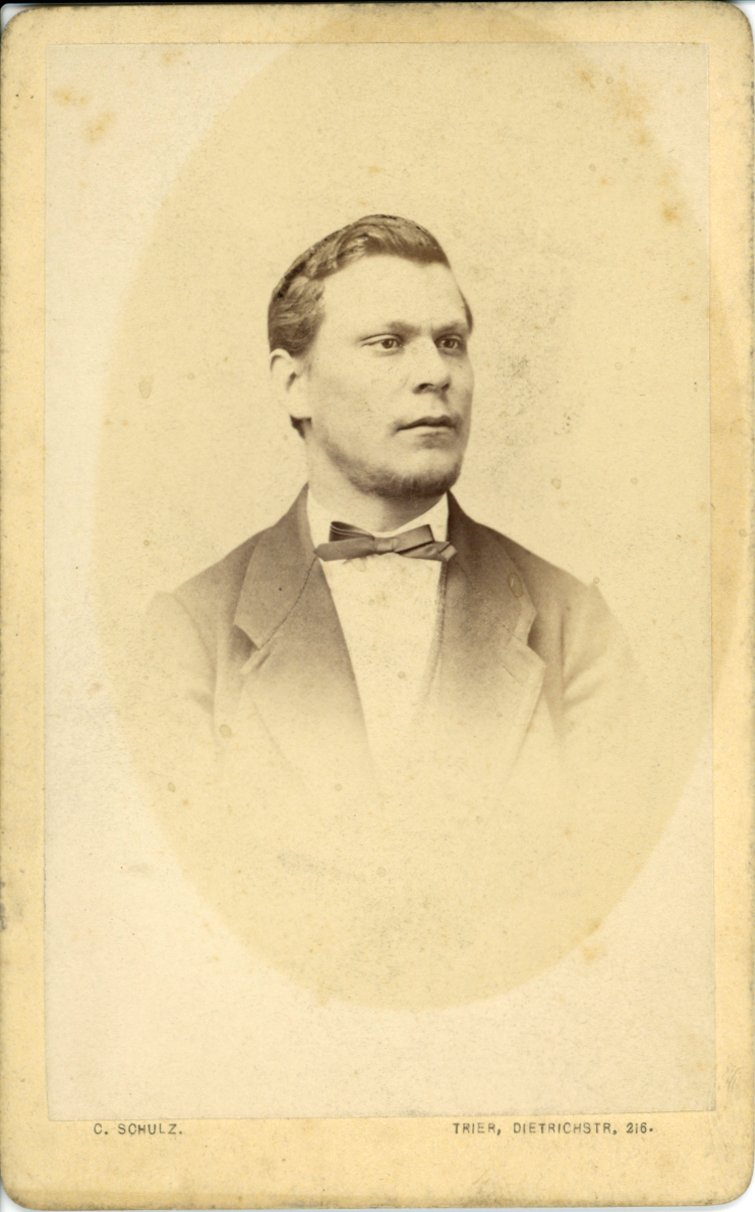 Fotografisches Brustporträt eines jungen Herren (Freilichtmuseum Roscheider Hof CC0)