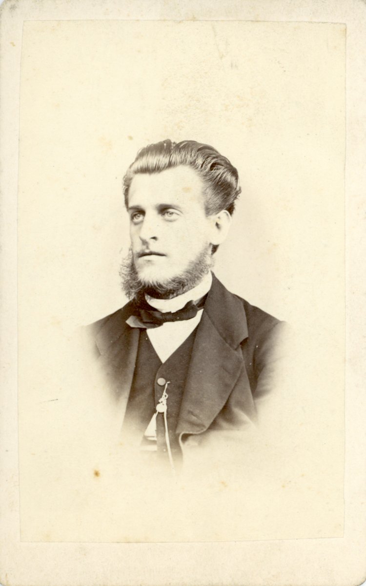 Brustporträt eines jungen Herren mit flott nach hinten gekämmten glatten Haaren (Freilichtmuseum Roscheider Hof CC0)