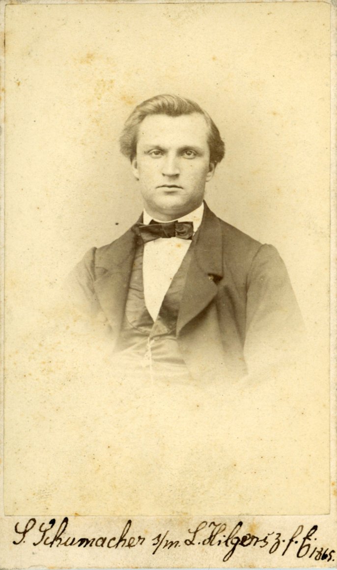 Porträtfotografie eines Jungen Herren in dunkler Jacke (Freilichtmuseum Roscheider Hof CC0)