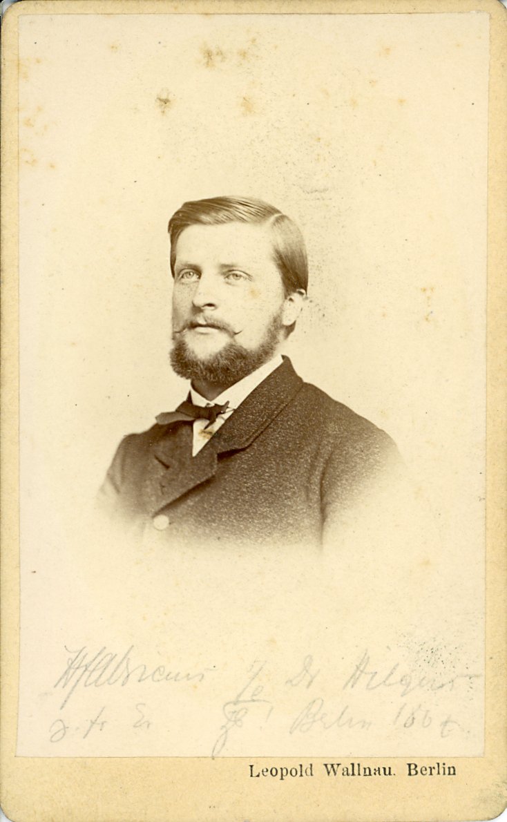 Fotografisches Brustporträt eines gepflegten Herren (Freilichtmuseum Roscheider Hof CC0)