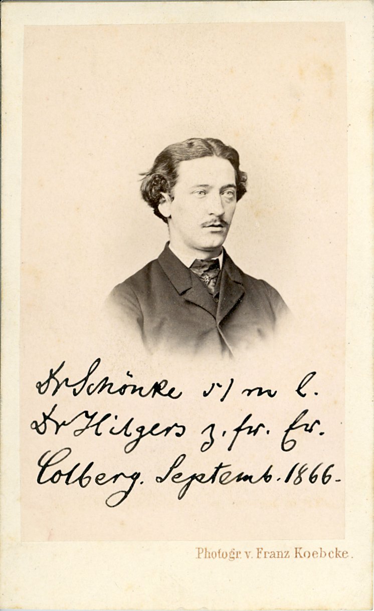 Porträtfotografie, in drei viertel Ansicht, eines jungen Herren (Freilichtmuseum Roscheider Hof CC0)