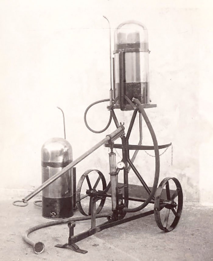 Foto Gerät zur Druckerzeugung von Spritzflaschen (Freilichtmuseum Roscheider Hof CC0)