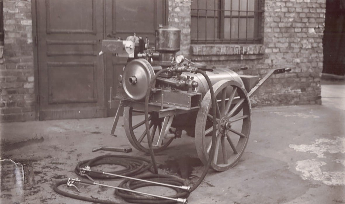 Foto eines Gerätes zum Spritzen (Freilichtmuseum Roscheider Hof CC0)
