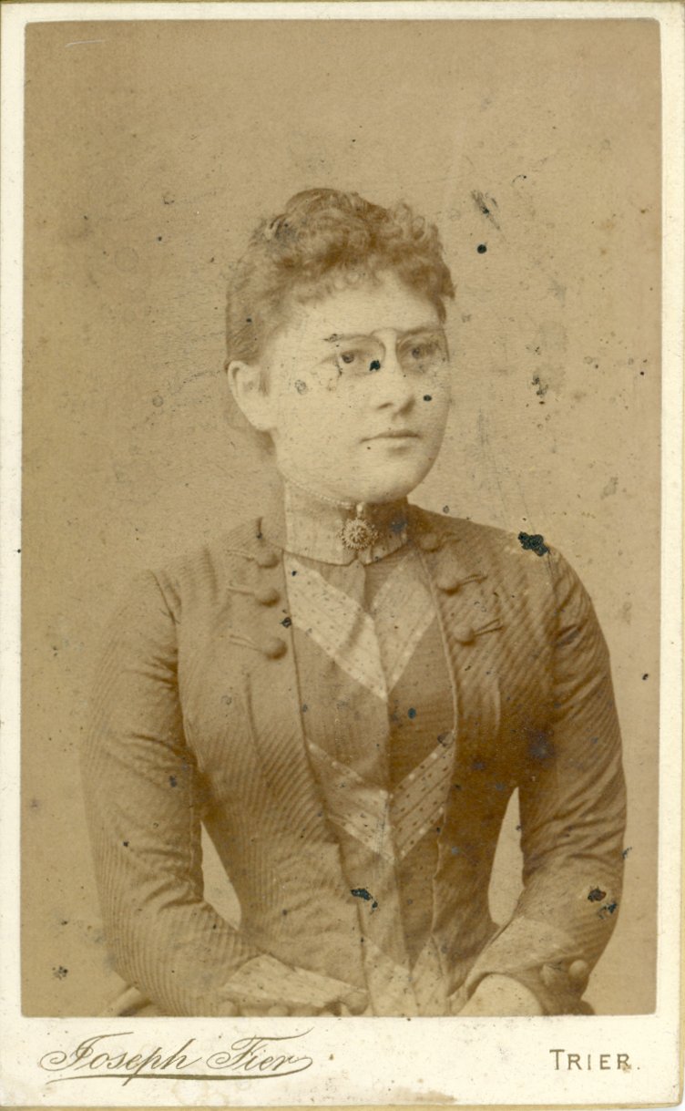 Brustporträrtfotografie einer jungen Dame (Freilichtmuseum Roscheider Hof CC0)