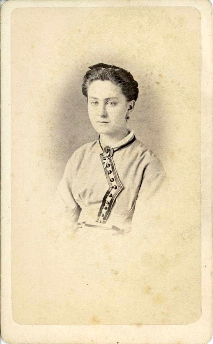 Kleines fotografisches Porträt einer Dame (Freilichtmuseum Roscheider Hof CC0)