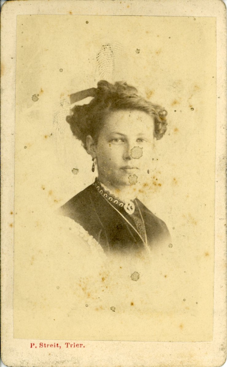 Fotoporträt einer jungen Dame (Freilichtmuseum Roscheider Hof CC0)