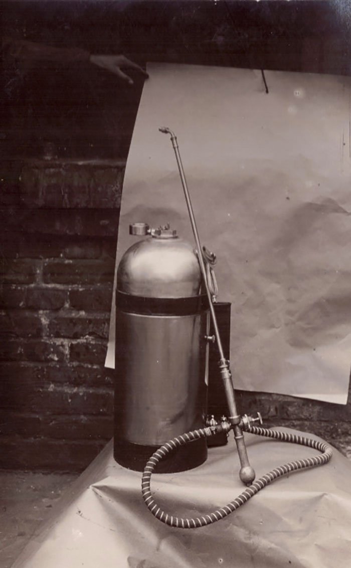 Foto tragbares Spritzgerät (Freilichtmuseum Roscheider Hof CC0)