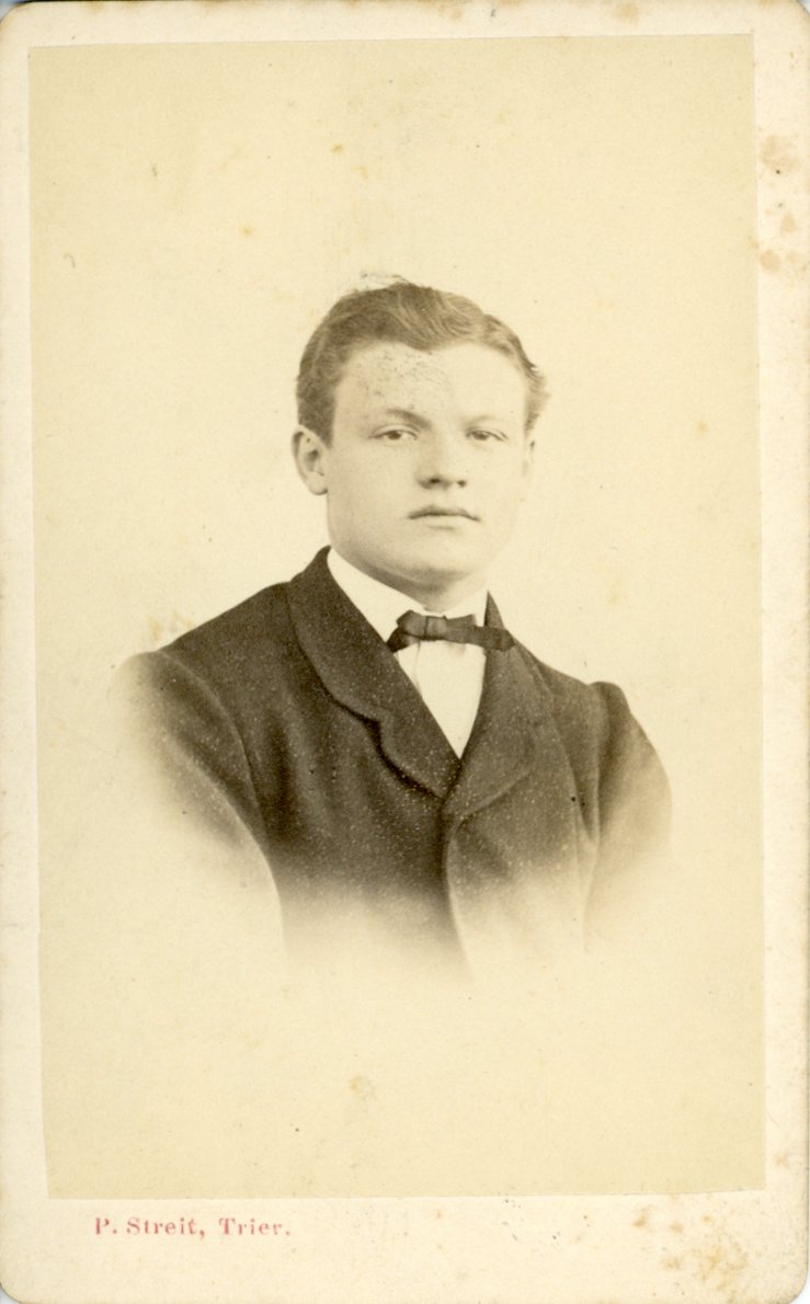 Fotografie eines jungen Herren (Freilichtmuseum Roscheider Hof CC0)