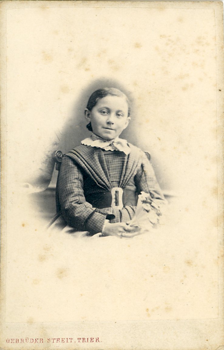 Porträtfotografie eines Mädchens (Freilichtmuseum Roscheider Hof CC0)