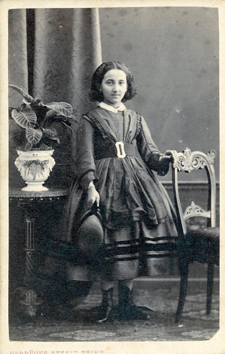 Fotografie eine stehenden Mädchens (Freilichtmuseum Roscheider Hof CC0)