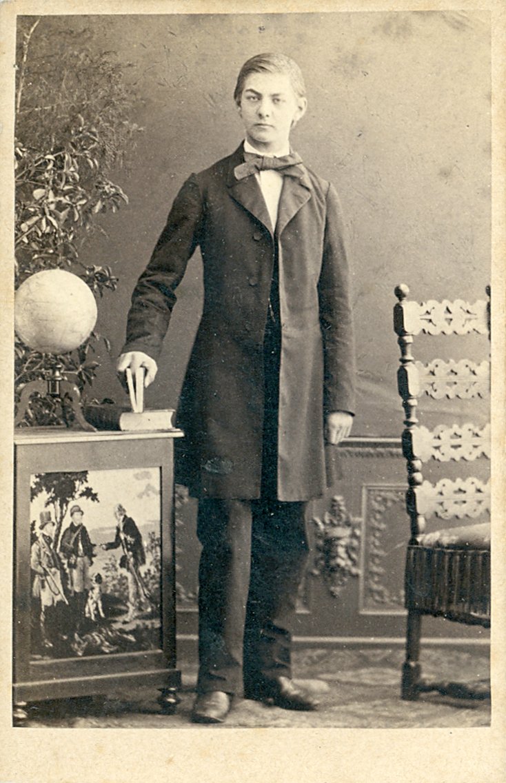 Ganzkörper Fotoporträt eines Stehenden Jungenlichen (Freilichtmuseum Roscheider Hof CC0)