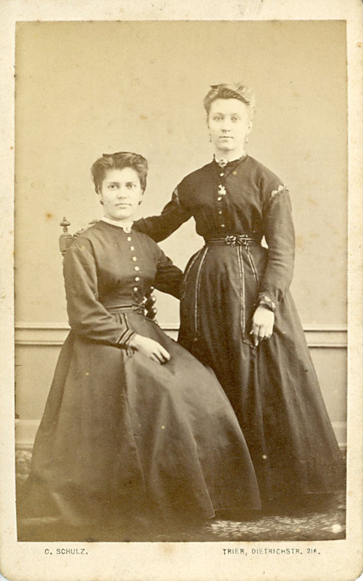 Fotografie von zwei Damen (Freilichtmuseum Roscheider Hof CC0)