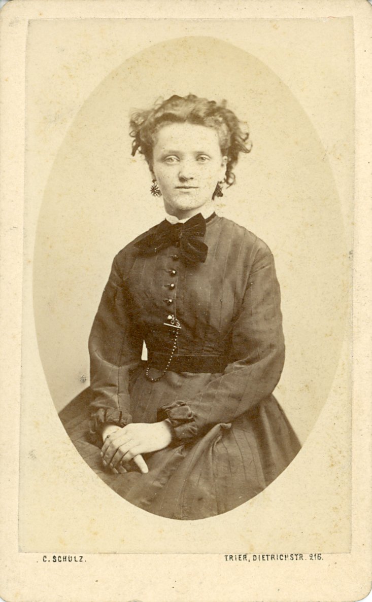 Porträtfotografie einer Sitzenden Dame (Freilichtmuseum Roscheider Hof CC0)