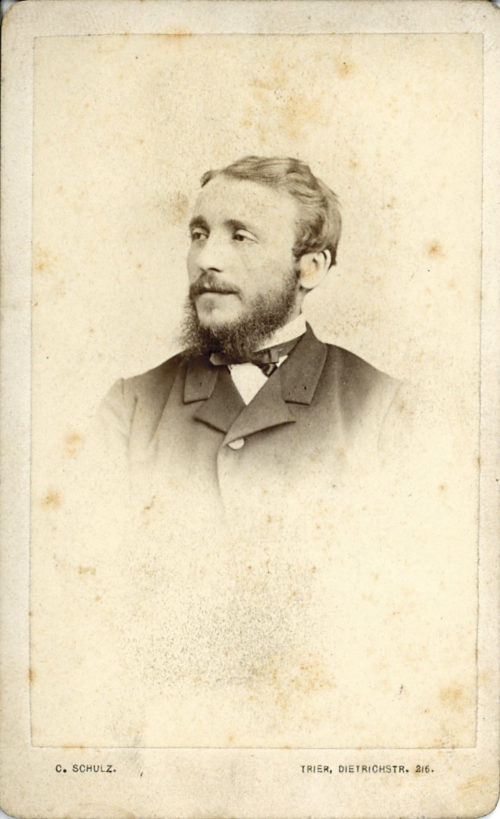 Fotografie eines Herren in drei viertel Ansicht (Freilichtmuseum Roscheider Hof CC0)