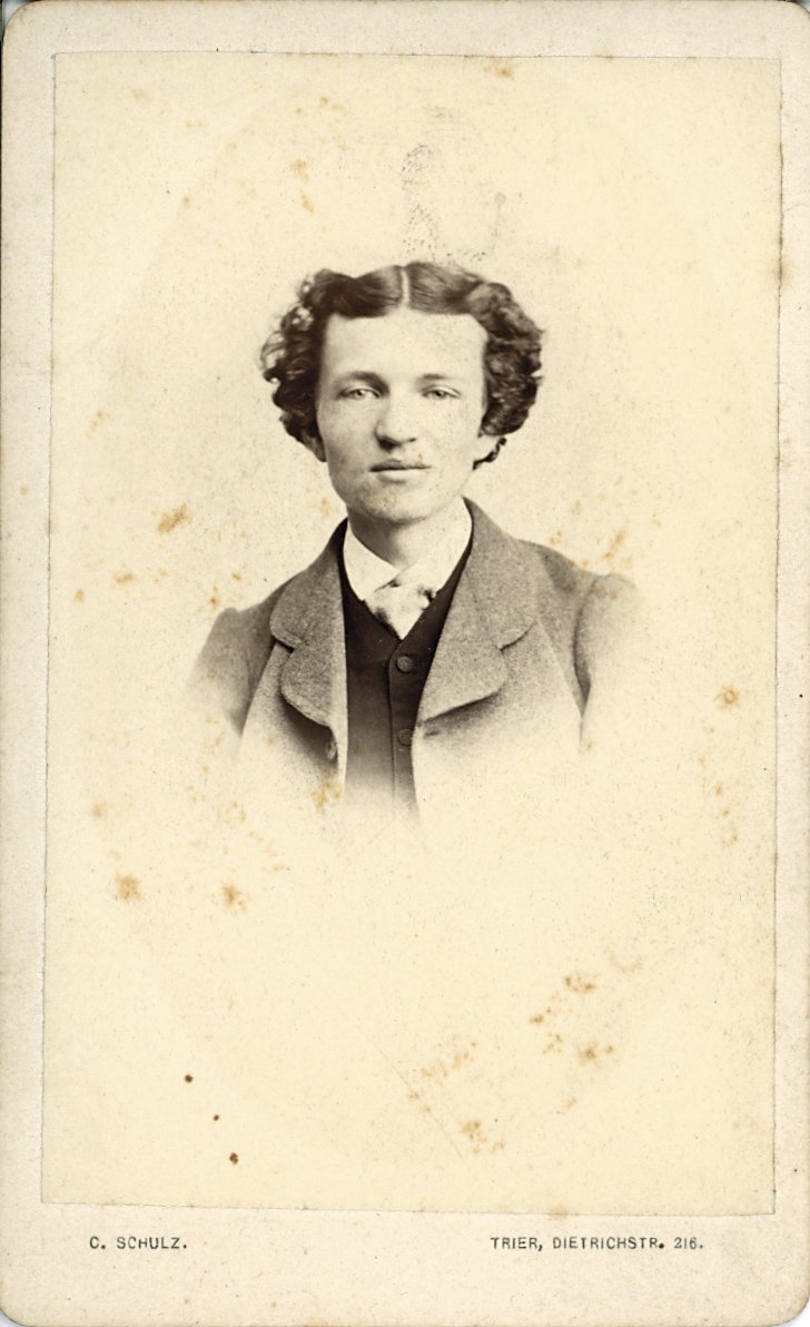 Fotografisches Frontalporträt eines jungen Mannes (Freilichtmuseum Roscheider Hof CC0)