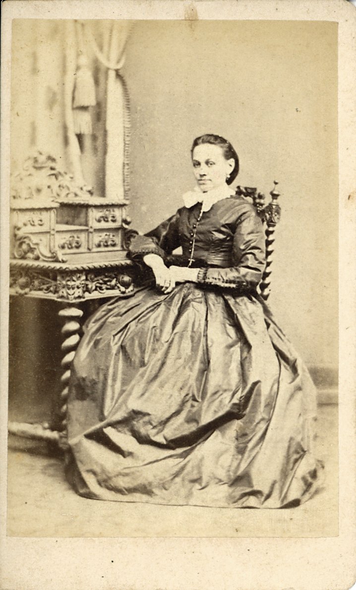 Foto einer sitzenden Dame (Freilichtmuseum Roscheider Hof CC0)