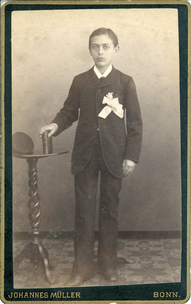 Fotografie eines stehenden Jungen (Freilichtmuseum Roscheider Hof CC0)
