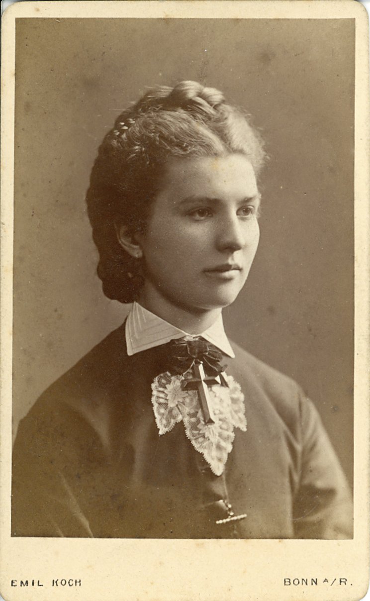 Porträtfotografie einer jungen Dame (Freilichtmuseum Roscheider Hof CC0)