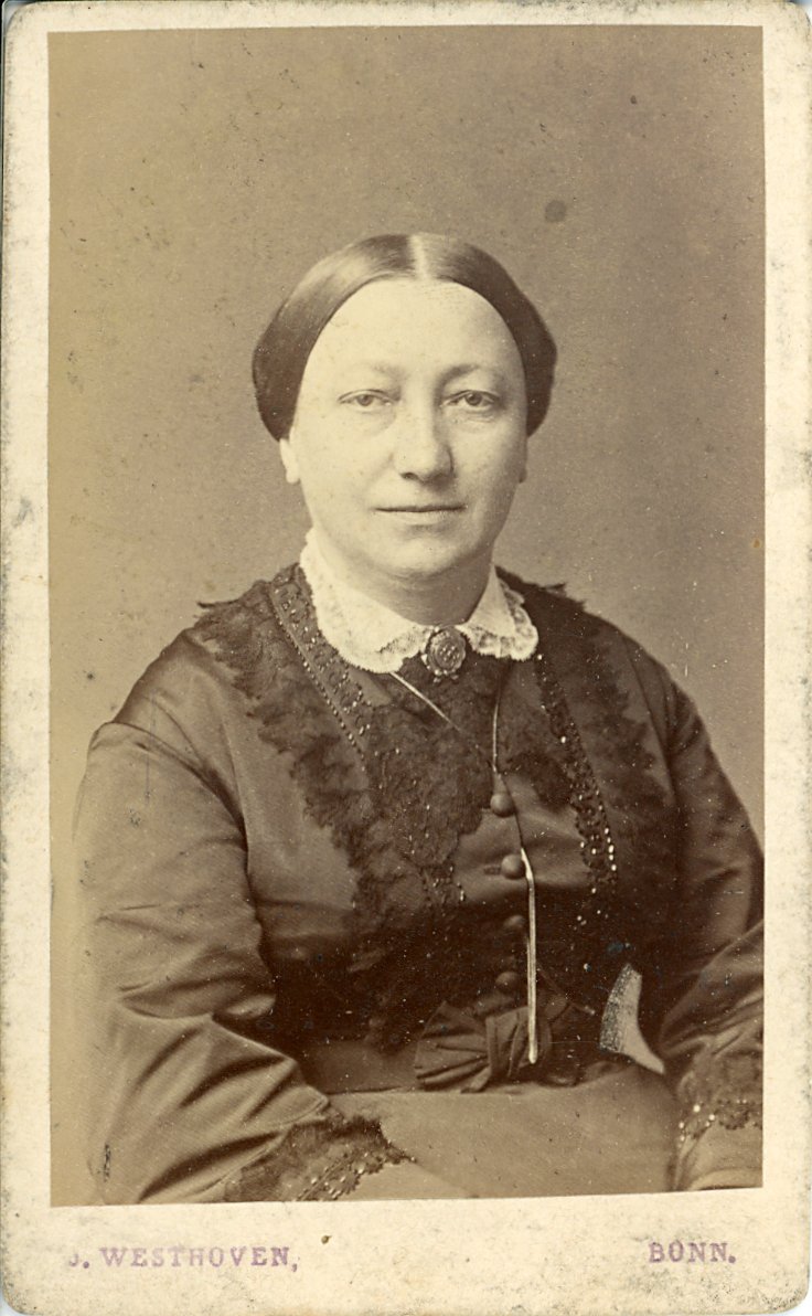 Porträtfotografie einer sitzenden Dame (Freilichtmuseum Roscheider Hof CC0)