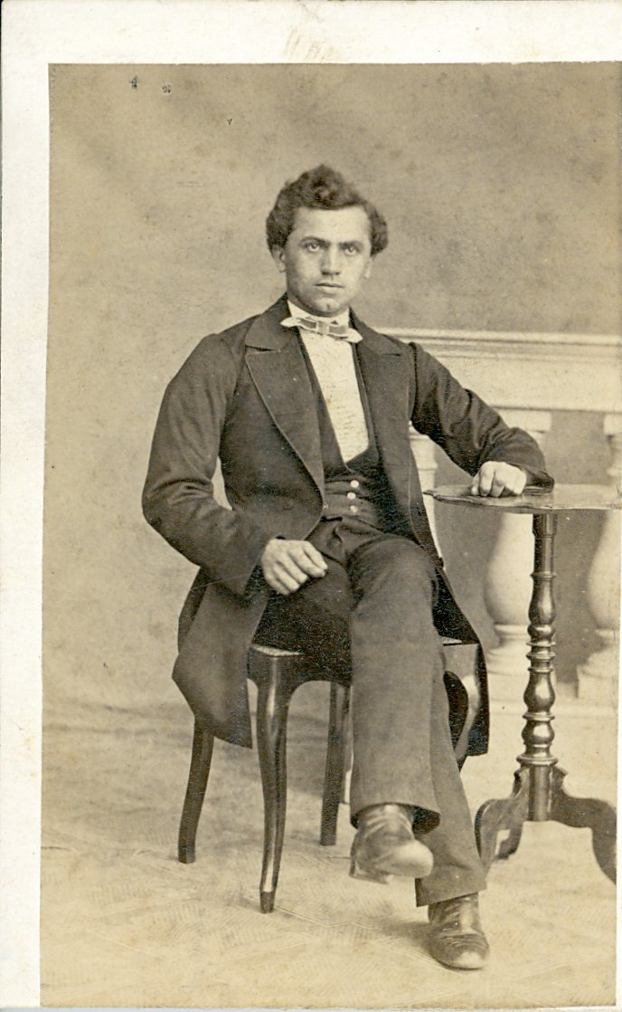 Fotoporträt eines sitzenden Herren (Freilichtmuseum Roscheider Hof CC0)
