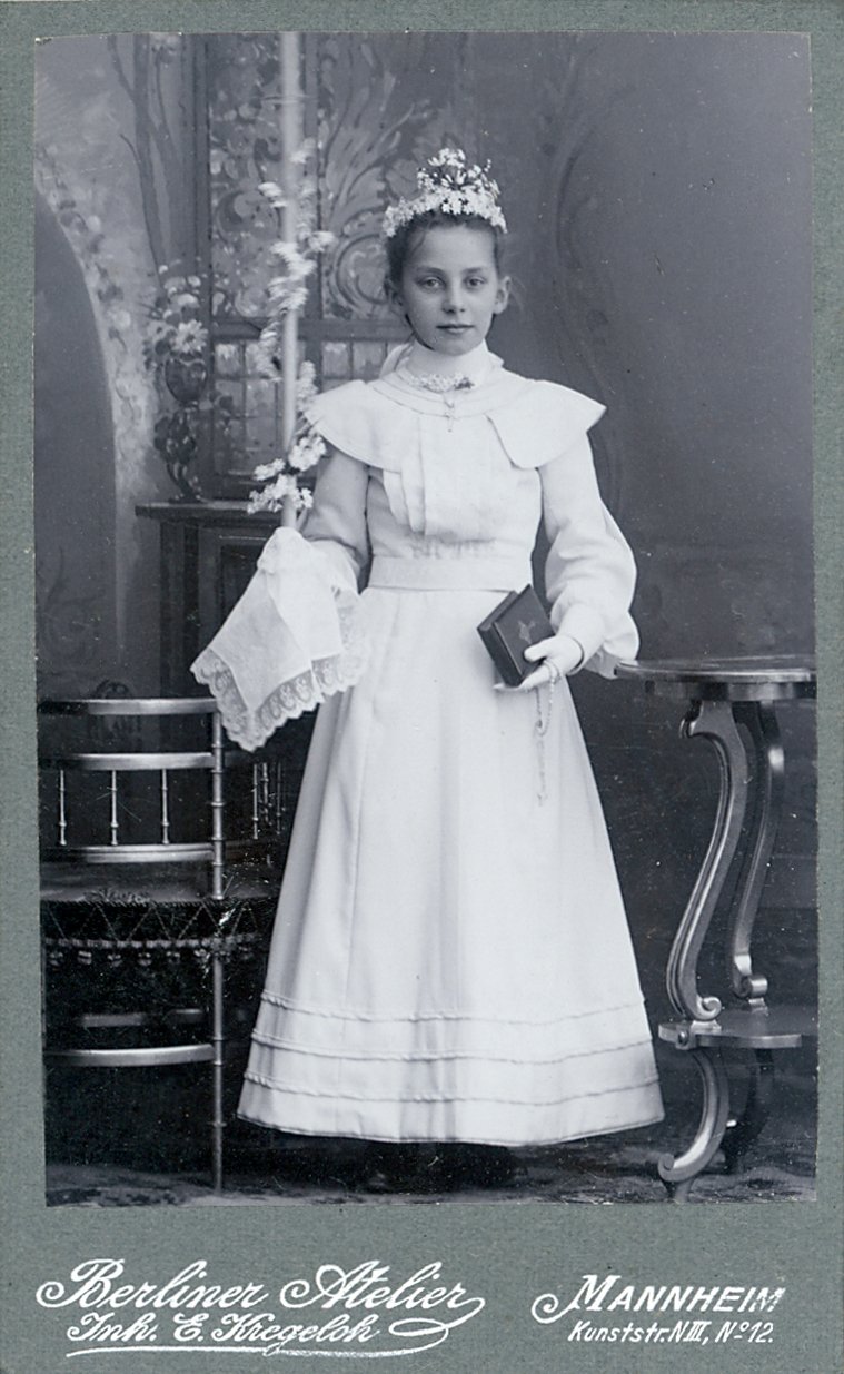 Fotografie eines Mädchens im Kommunionskleid (Freilichtmuseum Roscheider Hof CC0)