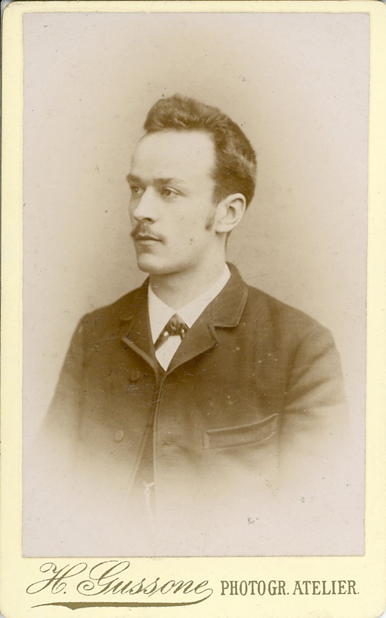 Fotodrafisches Brustporträt eines jungen Herren (Freilichtmuseum Roscheider Hof CC0)