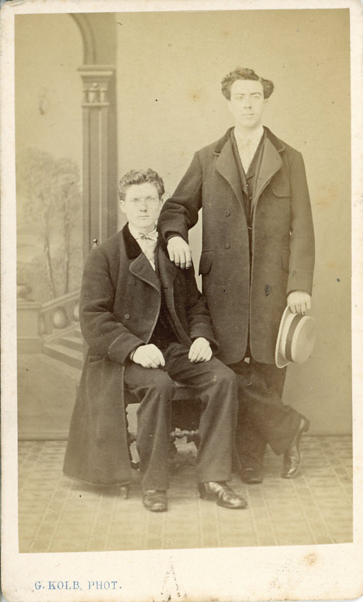 Fotografie zweier junger Herren (Freilichtmuseum Roscheider Hof CC0)