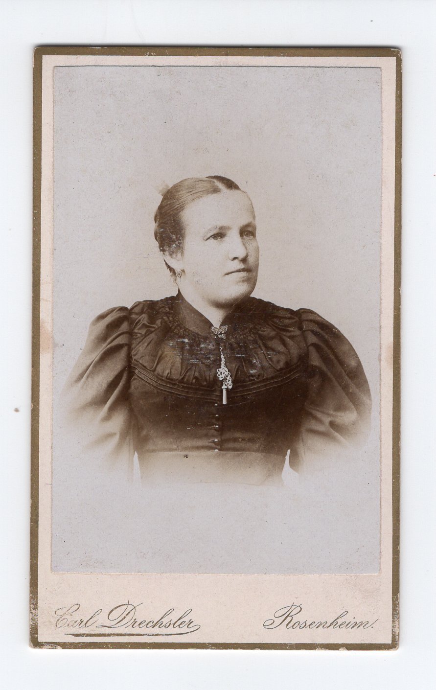 Fotografie einer Dame mittleren Alters mit strenger Hochsteckfrisur (Freilichtmuseum Roscheider Hof CC0)
