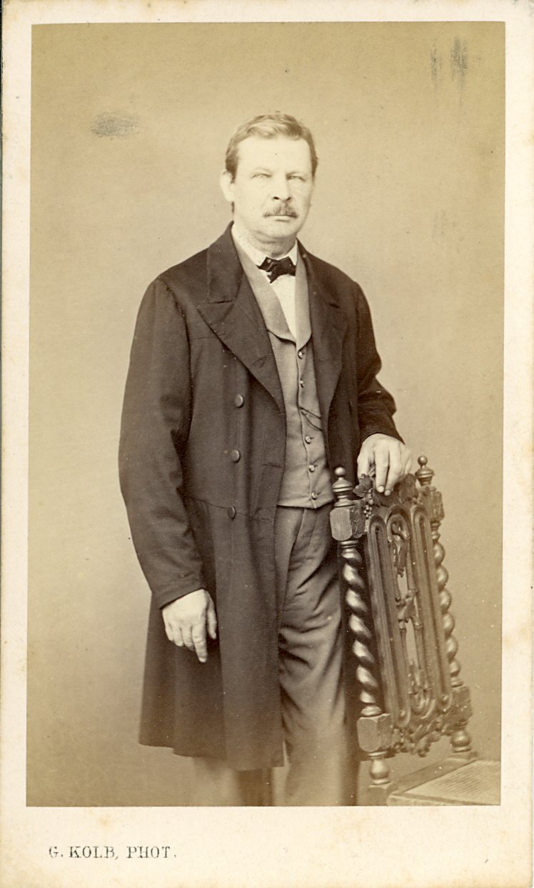 Fotografie eines stehenden Herren (Freilichtmuseum Roscheider Hof CC0)