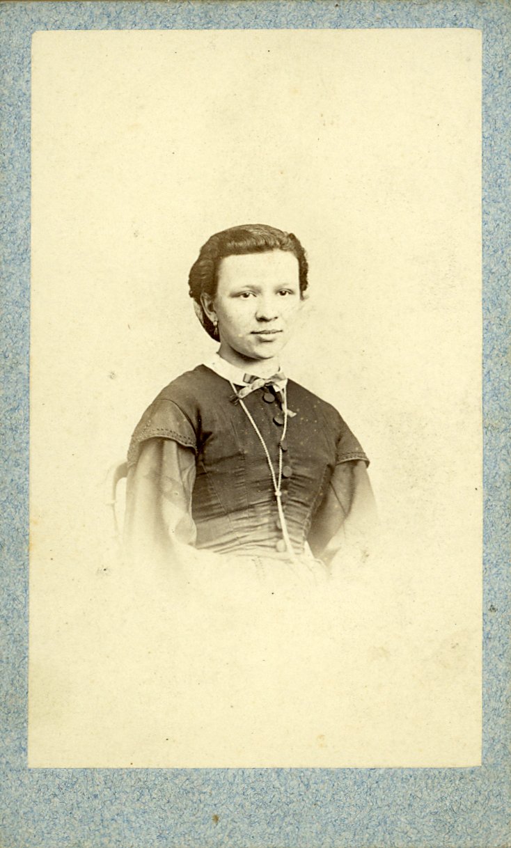 Foto einer jungen Frau (Freilichtmuseum Roscheider Hof CC0)