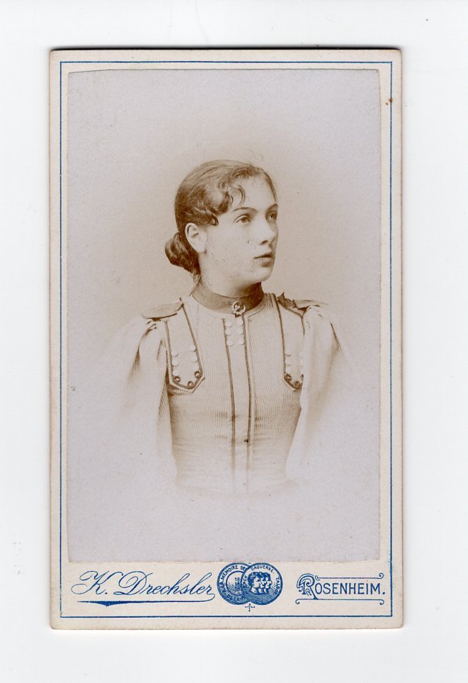 Portraitaufnahme einer sehr jungen Dame mit Hochsteckfrisur (Freilichtmuseum Roscheider Hof CC0)