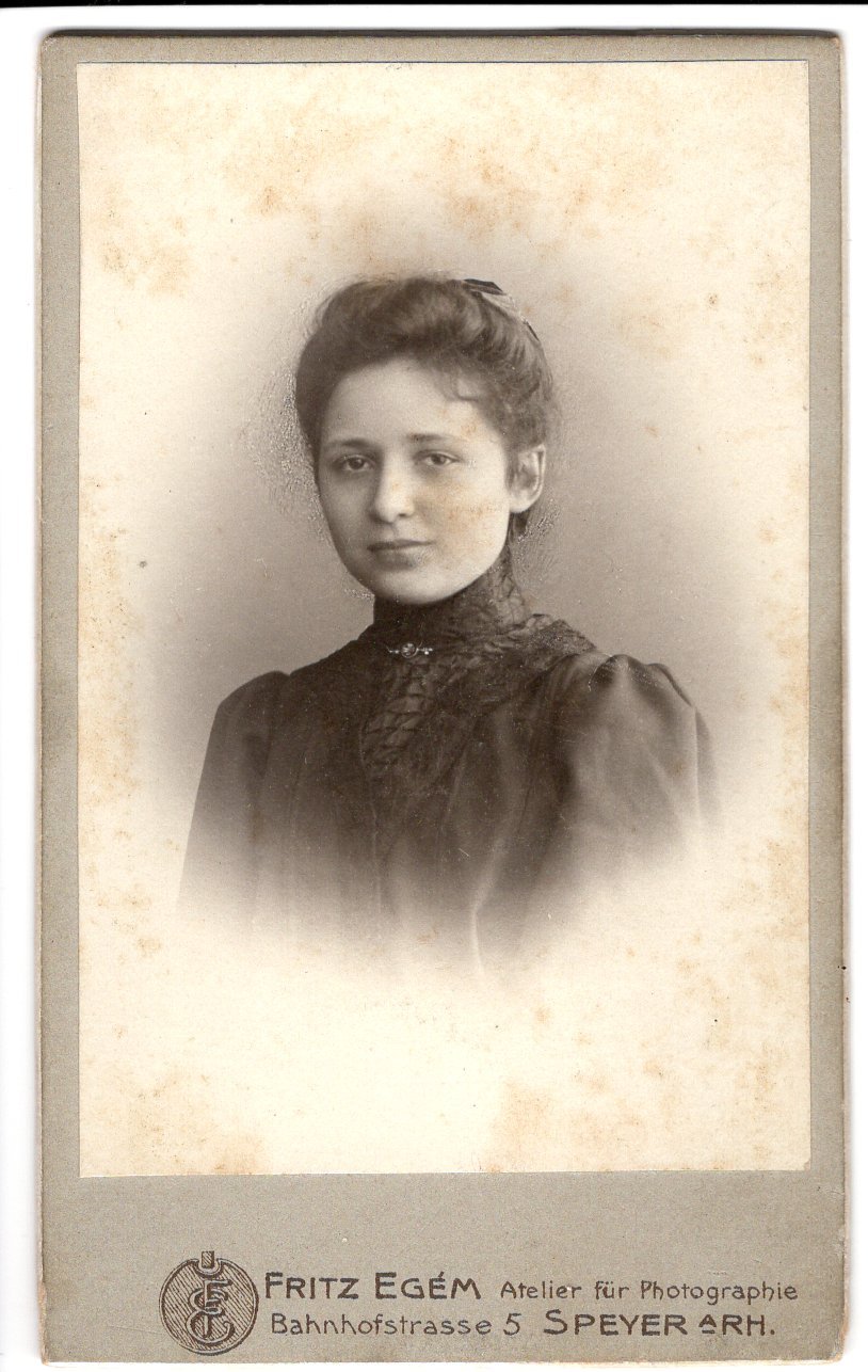 Porträtaufnahme einer jungen Dame (Freilichtmuseum Roscheider Hof CC0)