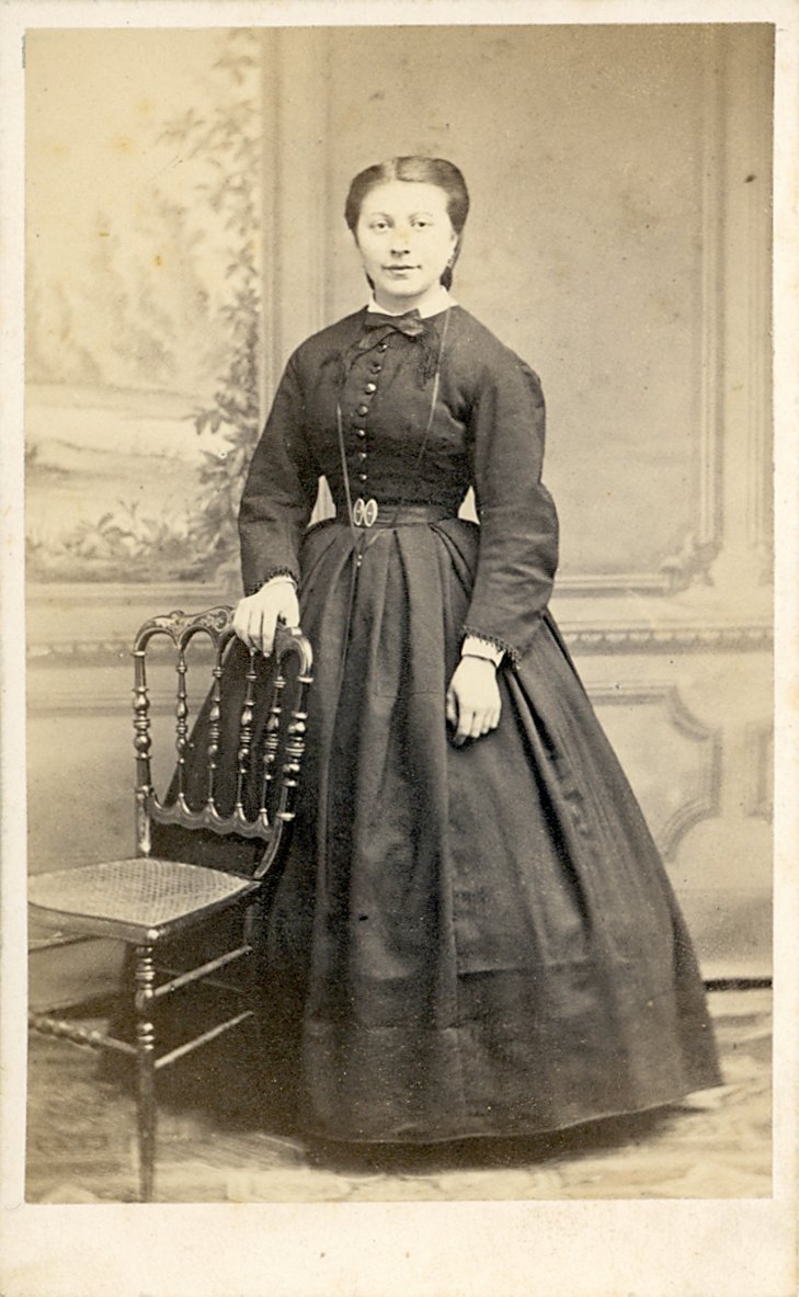 Fotografische Darstellung einer stehenden Dame (Freilichtmuseum Roscheider Hof CC0)