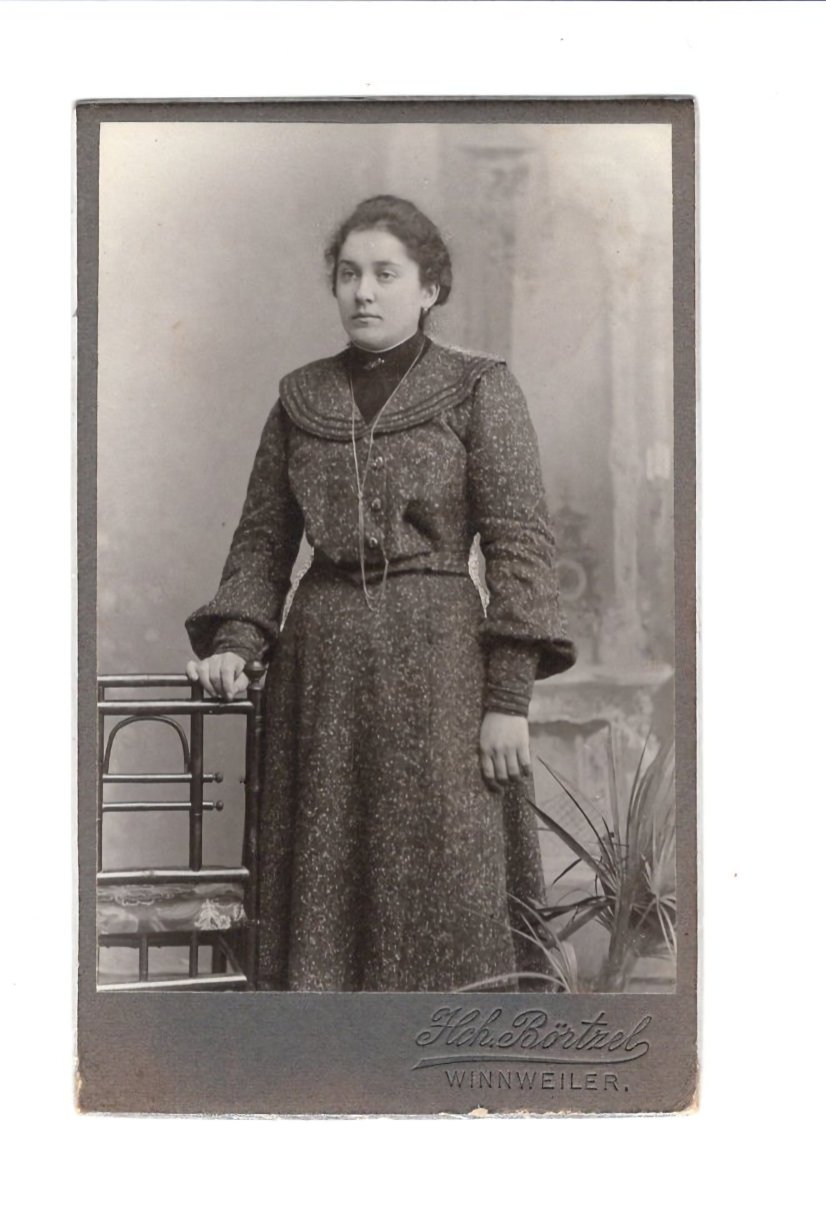 Fotografie einer jungen Frau mit krausem Haar (Freilichtmuseum Roscheider Hof CC0)