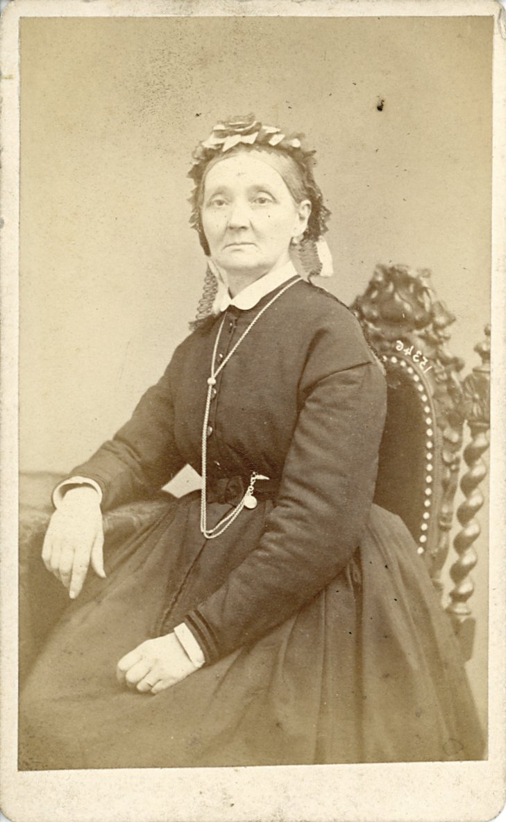 Fotografie einer sitzenden Dame (Freilichtmuseum Roscheider Hof CC0)