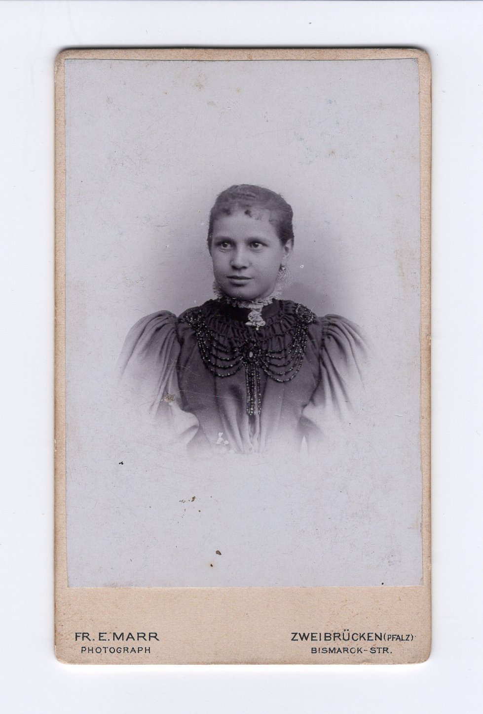 Fotografie einer sehr jungen Frau oder eines Mädchens (Freilichtmuseum Roscheider Hof CC0)