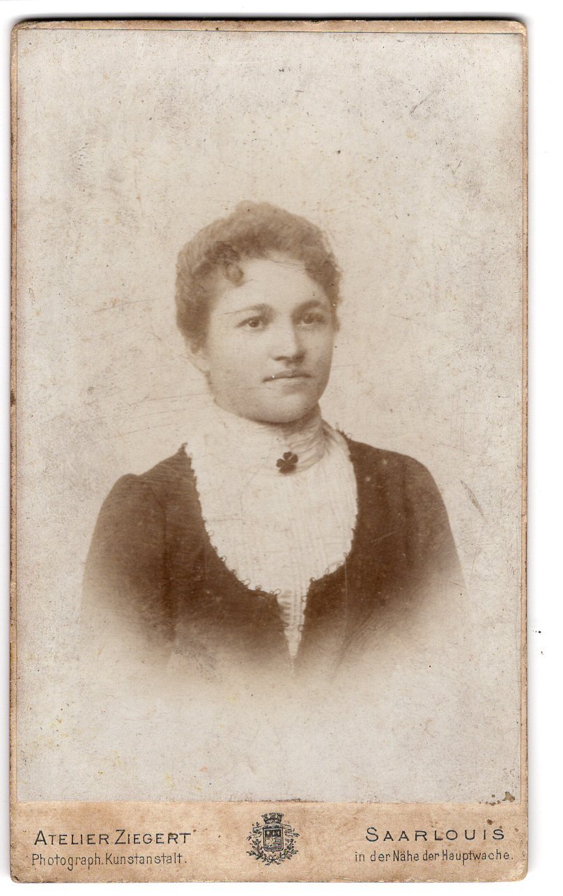 Brustbildaufnahme eines jungen Mädchens (Freilichtmuseum Roscheider Hof CC0)