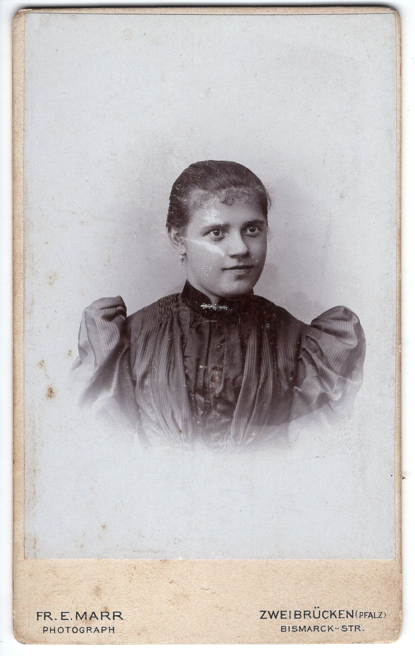 Brustbild einer jungen Frau mit krausem Haar (Freilichtmuseum Roscheider Hof CC0)