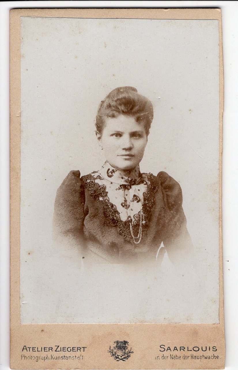 Brustbildaufnahme einer jungen Dame (Freilichtmuseum Roscheider Hof CC0)