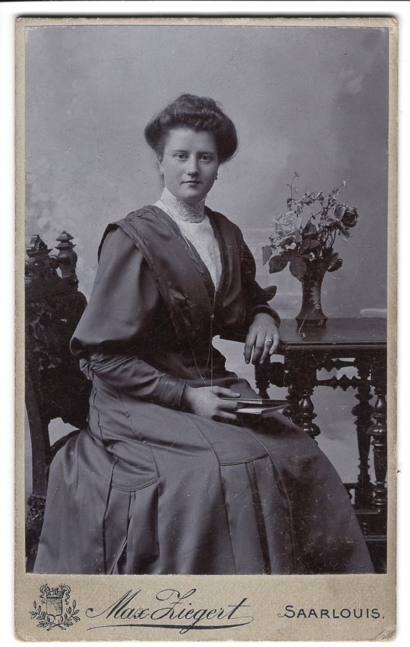 Aufnahme einer Frau mittleren Alters mit Hochsteckfrisur (Freilichtmuseum Roscheider Hof CC0)
