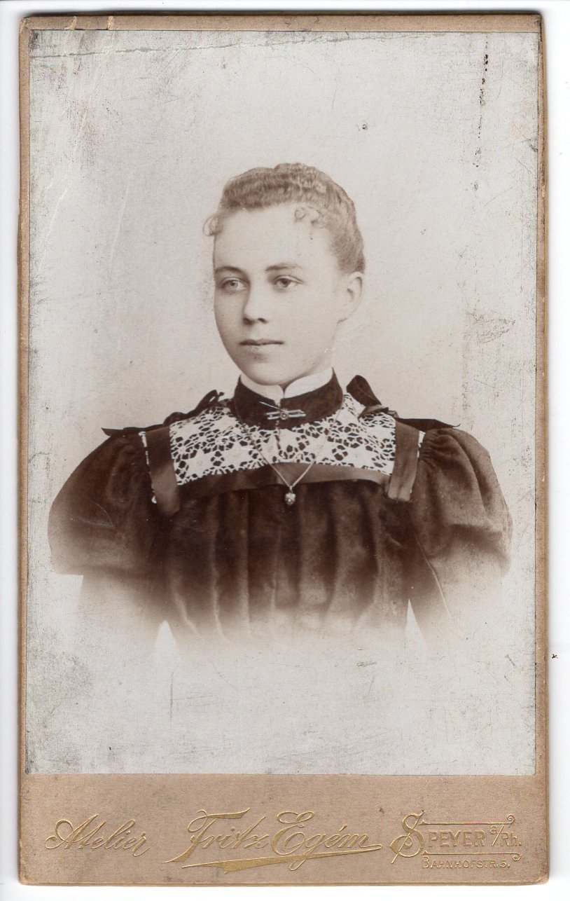 Portrait einer jungen Dame mit krausem Haar. (Freilichtmuseum Roscheider Hof CC0)