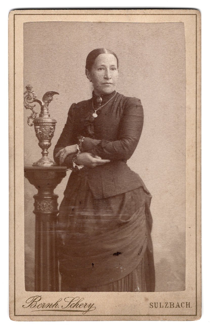 Fotografie einer Dame mittleren Alters (Freilichtmuseum Roscheider Hof CC0)