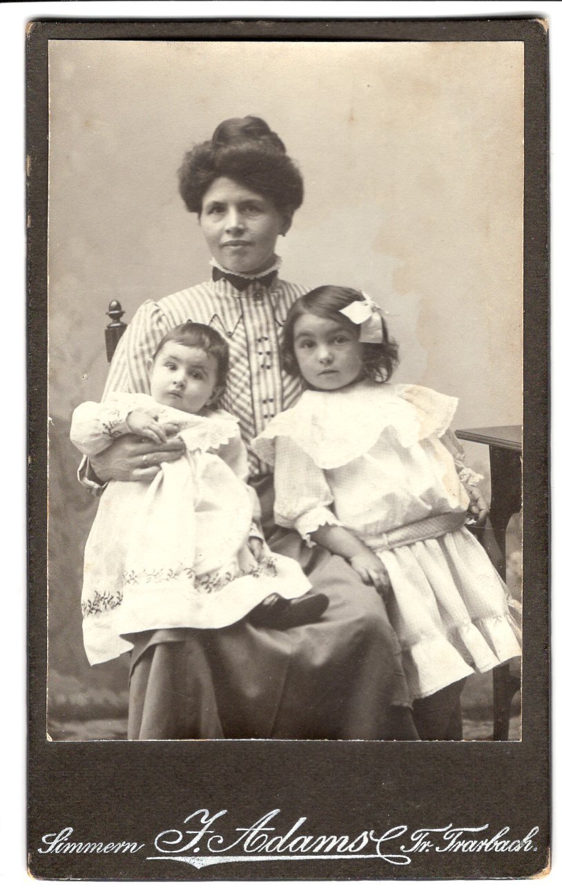 Aufnahme einer jungen Frau mit zwei Kindern (Freilichtmuseum Roscheider Hof CC0)