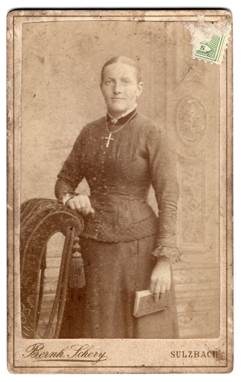 Fotografie einer Dame mittleren Alters. (Freilichtmuseum Roscheider Hof CC0)