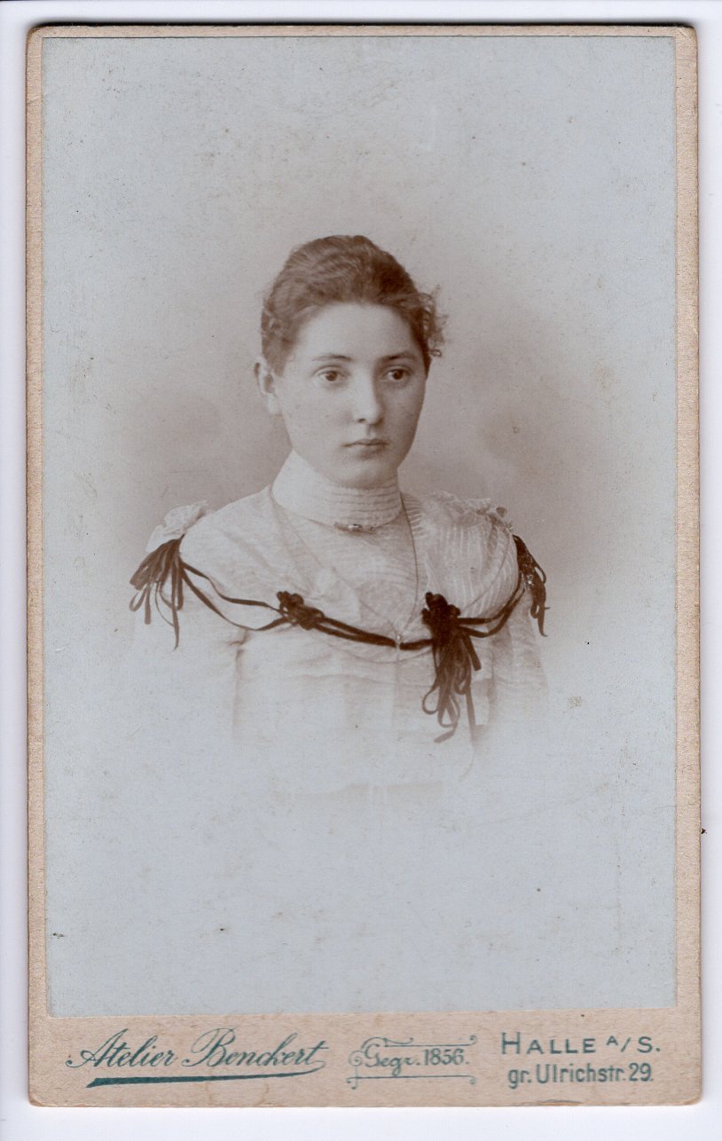 Aufnahme einer jungen Frau mit lockigem Haar (Freilichtmuseum Roscheider Hof CC0)