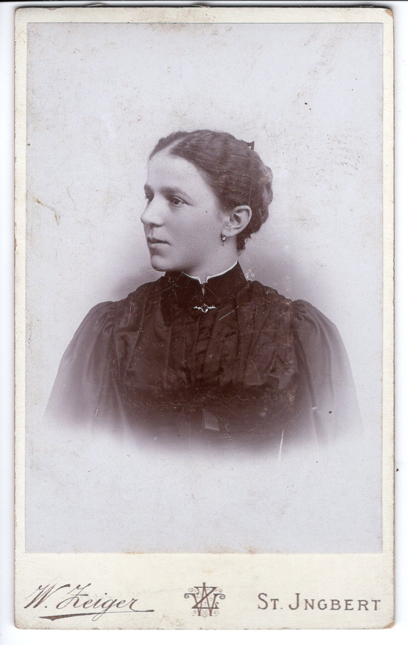 Aufnahme einer Frau mit krausem Haar (Freilichtmuseum Roscheider Hof CC0)