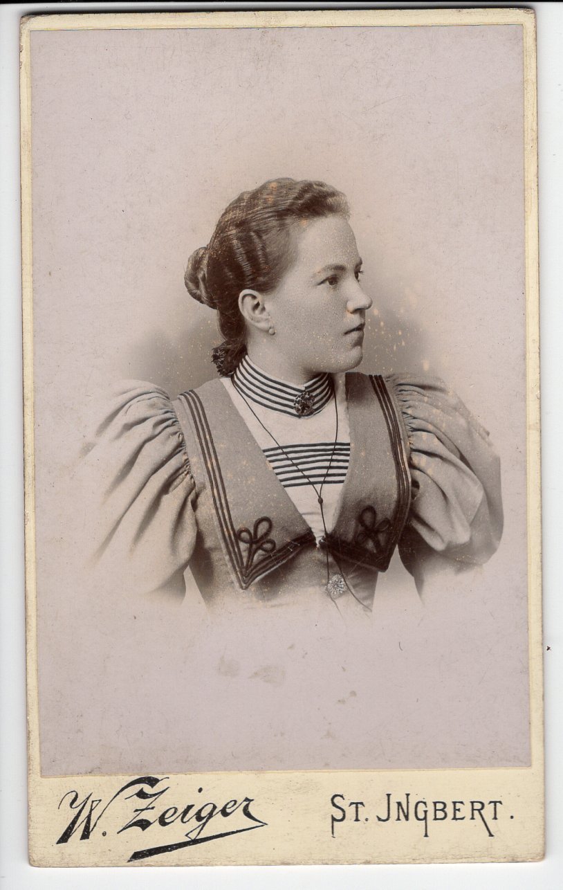 Aufnahme einer jungen Frau mit gewelltem Haar (Freilichtmuseum Roscheider Hof CC0)