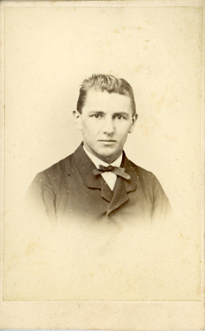 Porträtfoto eines jungen Mannes (Freilichtmuseum Roscheider Hof CC0)