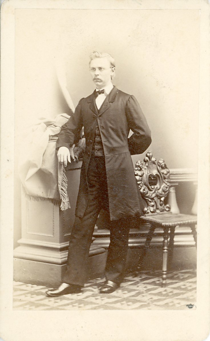 Fotografie eines stehenden jungen Herren (Freilichtmuseum Roscheider Hof CC0)