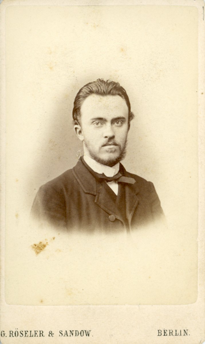 Brustporträt eines jungen Herren in frontal Ansicht (Freilichtmuseum Roscheider Hof CC0)